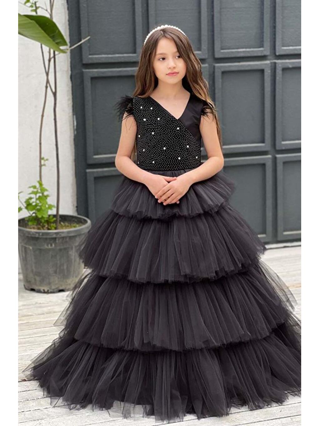 Kız Çocuk Gövdesi İnci Taş İşlemeli Kat Kat Tüllü Kolsuz Siyah Abiye-1