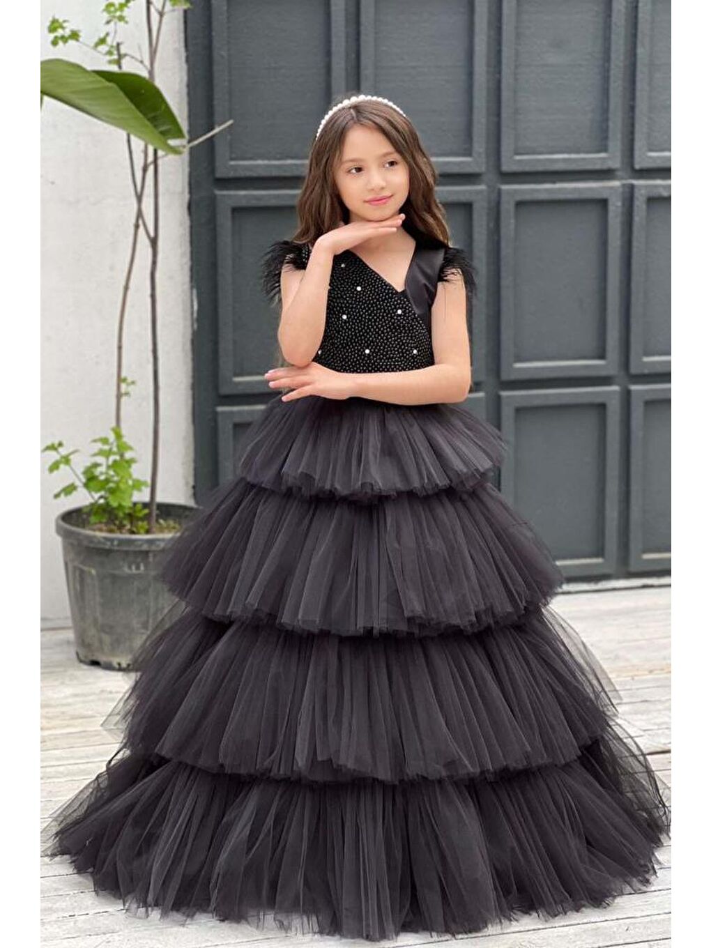 Kız Çocuk Gövdesi İnci Taş İşlemeli Kat Kat Tüllü Kolsuz Siyah Abiye-2