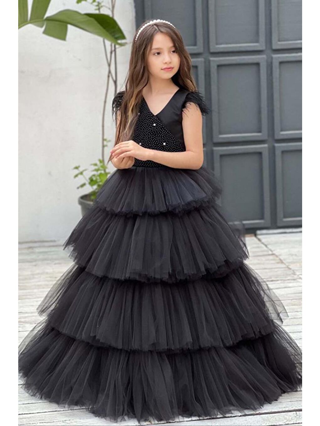 Kız Çocuk Gövdesi İnci Taş İşlemeli Kat Kat Tüllü Kolsuz Siyah Abiye-3