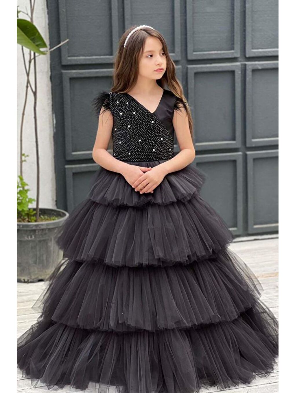 Kız Çocuk Gövdesi İnci Taş İşlemeli Kat Kat Tüllü Kolsuz Siyah Abiye-4