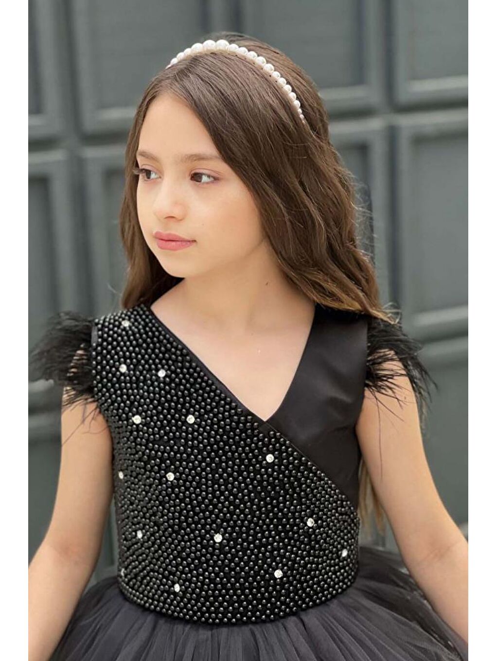 Kız Çocuk Gövdesi İnci Taş İşlemeli Kat Kat Tüllü Kolsuz Siyah Abiye-5