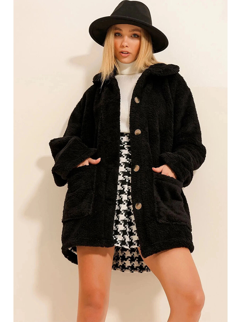 Kadın Siyah Çift Cepli Önü Düğmeli Astarsız Oversize Pelüş Ceket HZL25W DSB110991