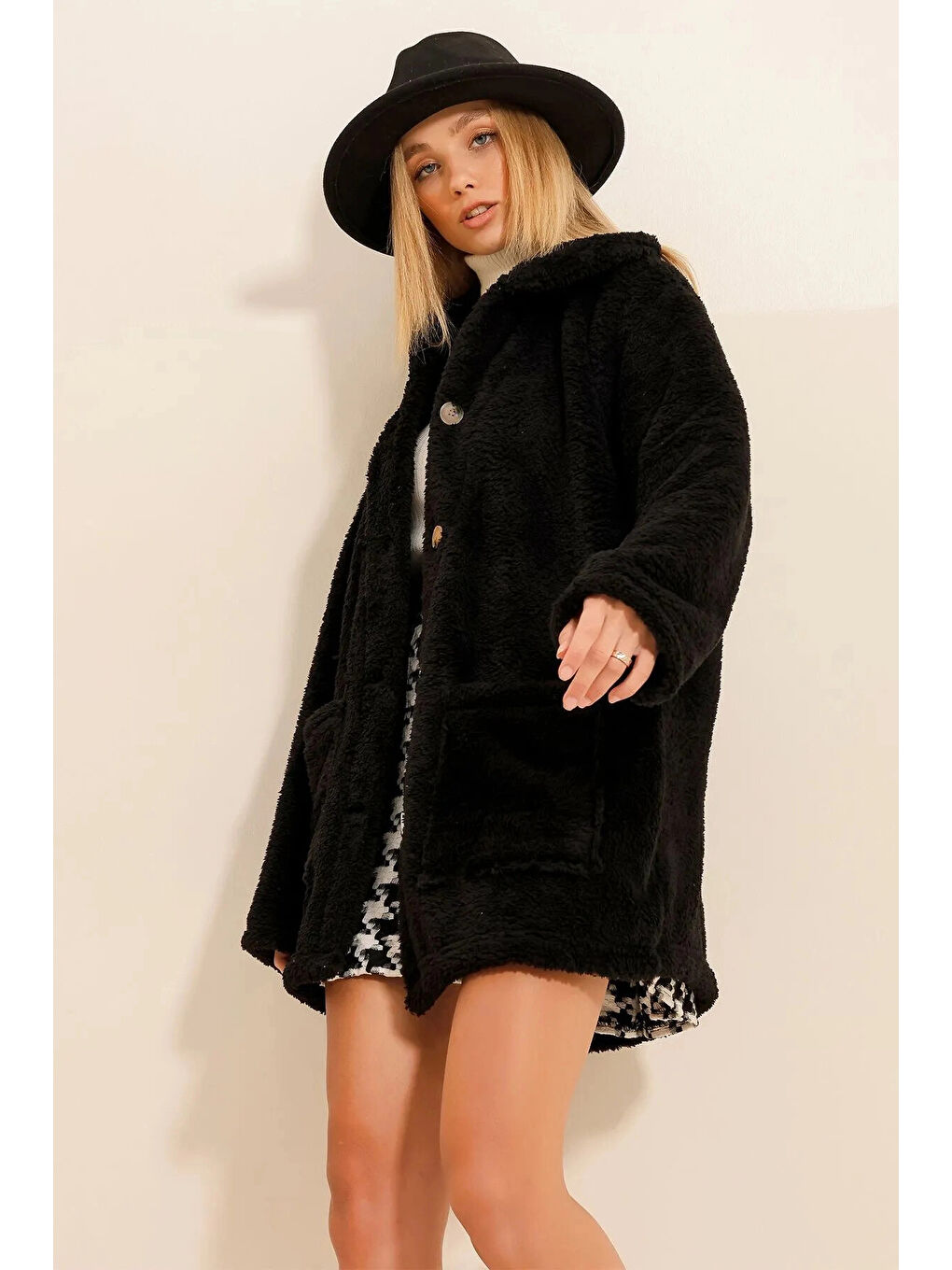 Kadın Siyah Çift Cepli Önü Düğmeli Astarsız Oversize Pelüş Ceket HZL25W DSB110991-2