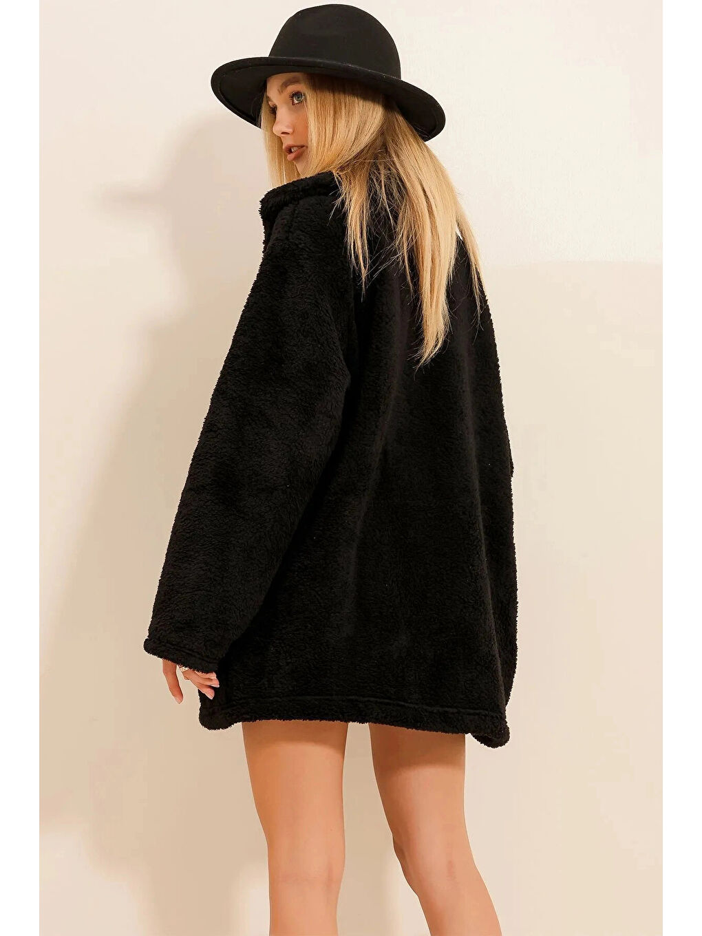 Kadın Siyah Çift Cepli Önü Düğmeli Astarsız Oversize Pelüş Ceket HZL25W DSB110991-3