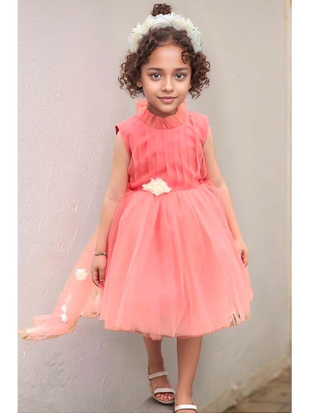 Pembe Kız Çocuk Dik Yaka Veli Manşetli Çiçek Detaylı Kuyruklu Kabarık Mercan Abiye