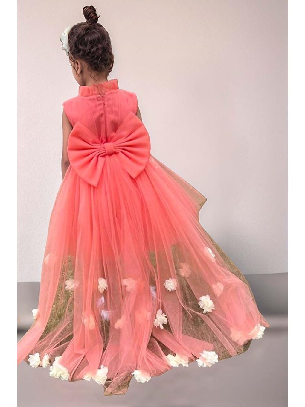 Pembe Kız Çocuk Dik Yaka Veli Manşetli Çiçek Detaylı Kuyruklu Kabarık Mercan Abiye-1