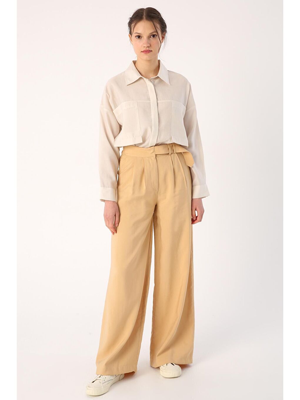 Sarı Pileli Kemer Detaylı Bol Paça Pantolon