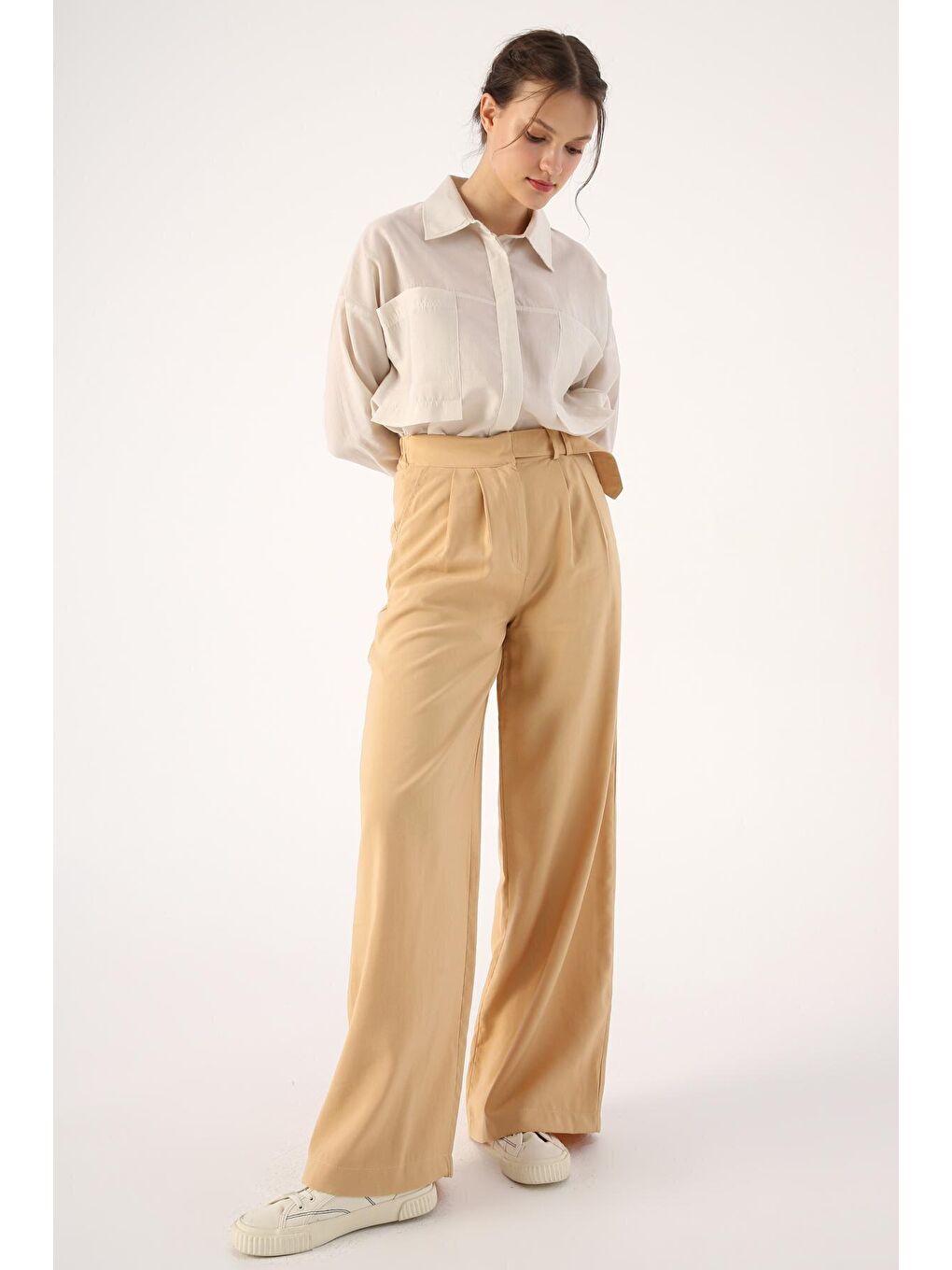 Sarı Pileli Kemer Detaylı Bol Paça Pantolon-1