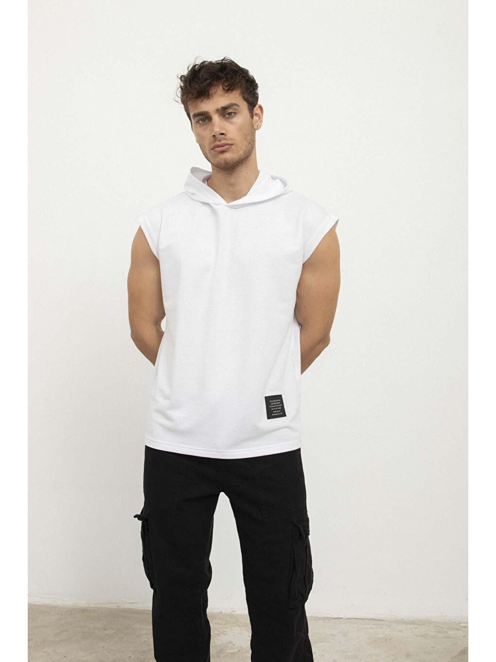 Beyaz Kapüşonlu Kolsuz Erkek Tişört