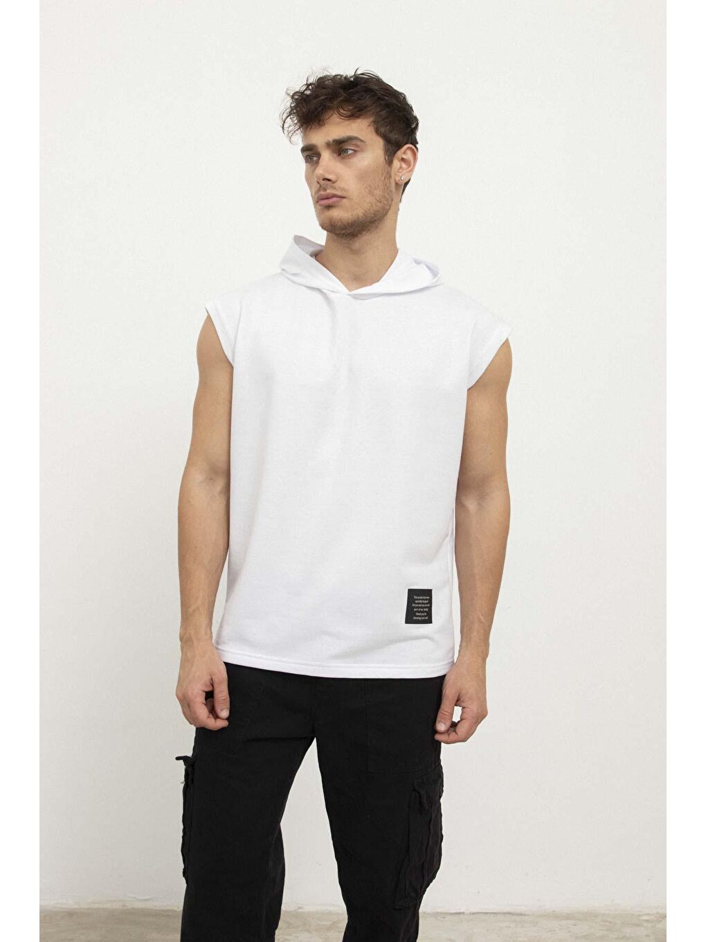 Beyaz Kapüşonlu Kolsuz Erkek Tişört-1