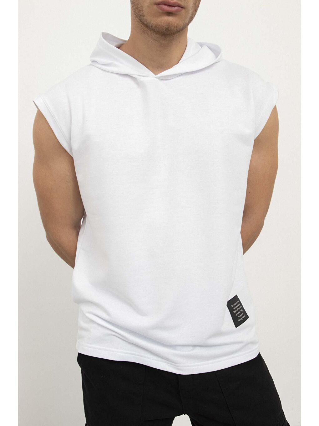 Beyaz Kapüşonlu Kolsuz Erkek Tişört-3