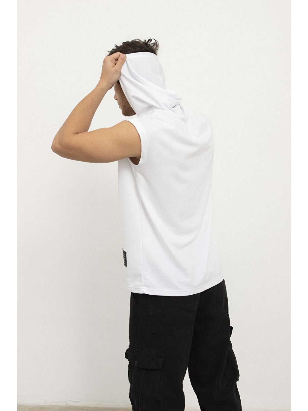 Beyaz Kapüşonlu Kolsuz Erkek Tişört-4