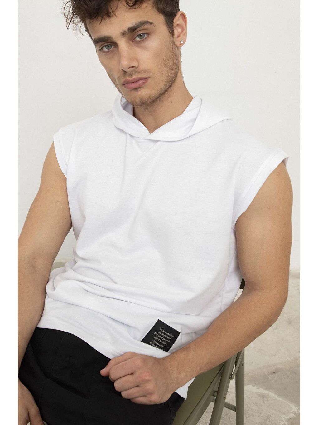 Beyaz Kapüşonlu Kolsuz Erkek Tişört-5