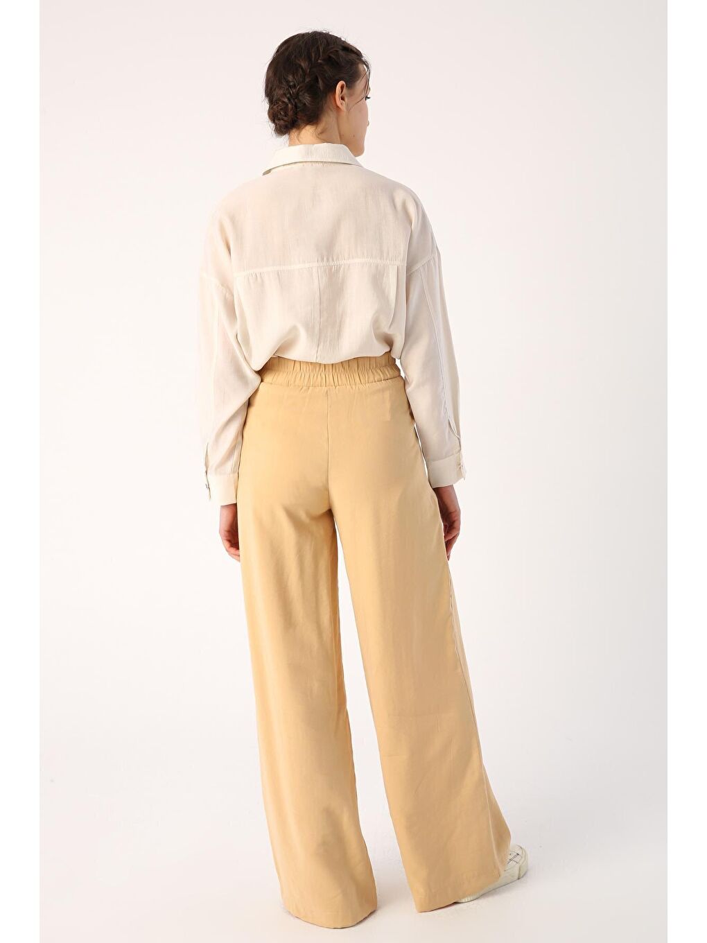 Sarı Pileli Kemer Detaylı Bol Paça Pantolon-3