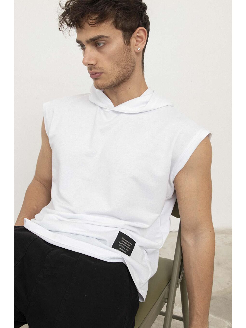 Beyaz Kapüşonlu Kolsuz Erkek Tişört-6