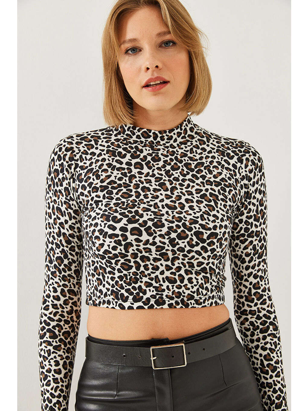 Beyaz Kadın Yarım Balıkçı Yaka Leopar Desenli Bluz-1
