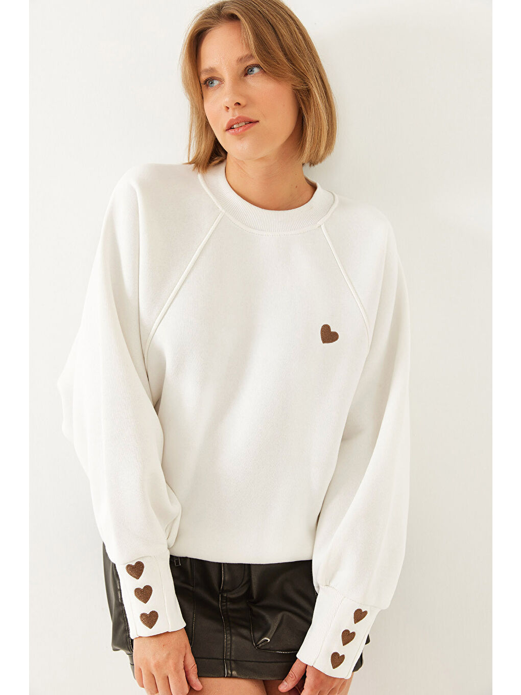 Beyaz Kadın Bisiklet Yaka Kalp Nakışlı Üç İplik Şardonlu Sweatshirt