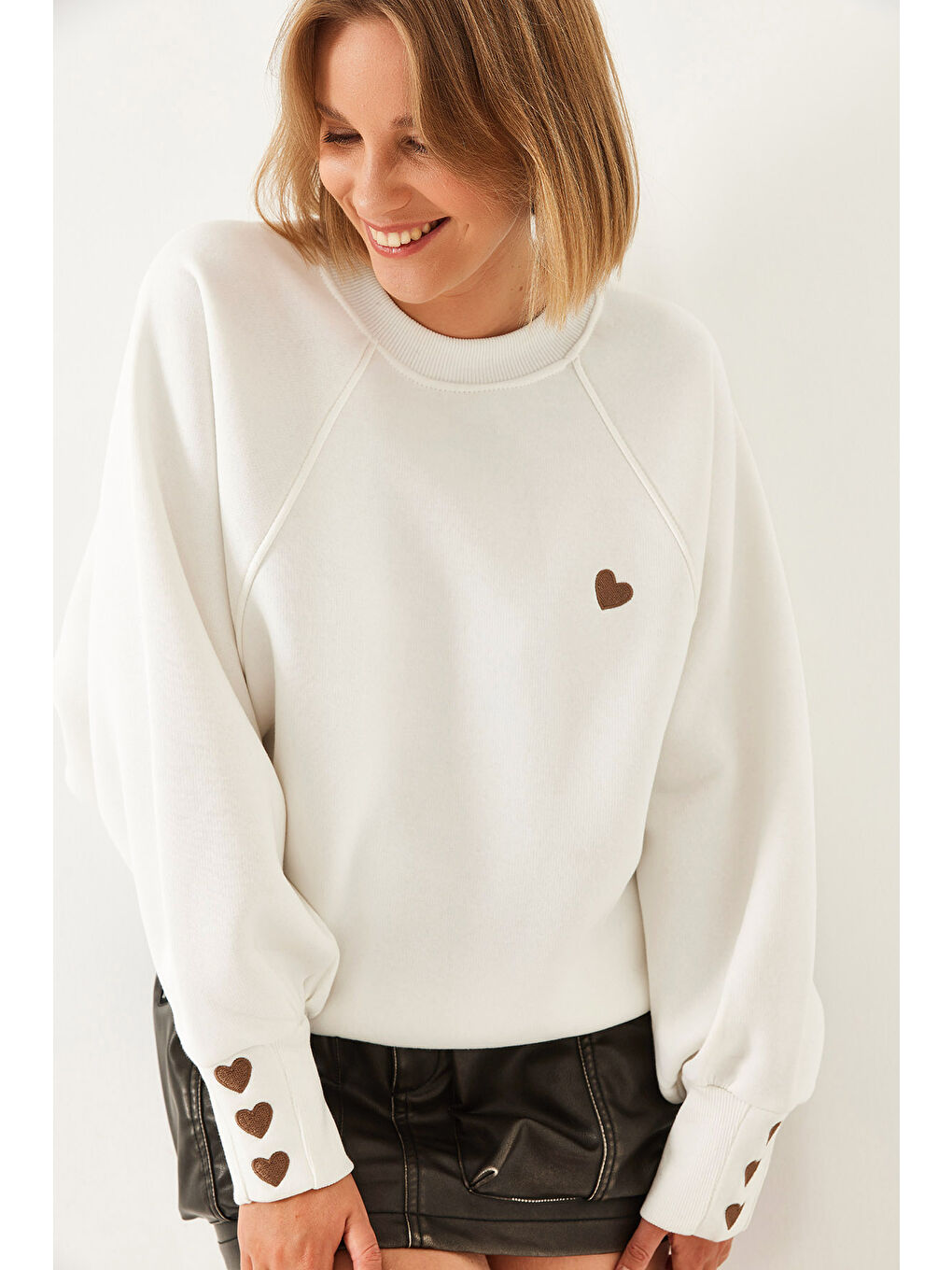 Beyaz Kadın Bisiklet Yaka Kalp Nakışlı Üç İplik Şardonlu Sweatshirt-1