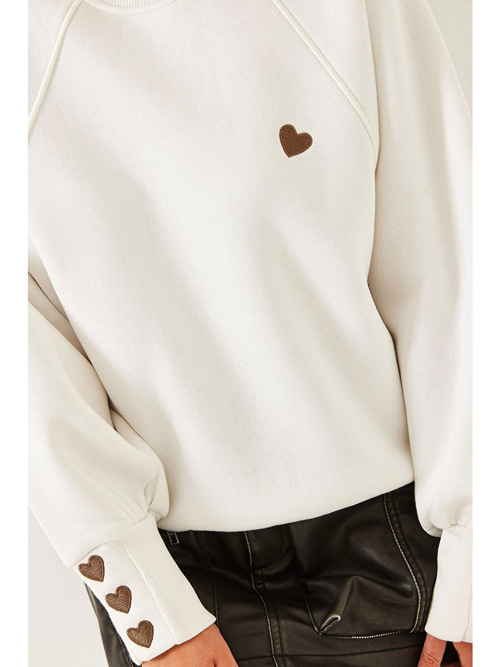 Beyaz Kadın Bisiklet Yaka Kalp Nakışlı Üç İplik Şardonlu Sweatshirt-2