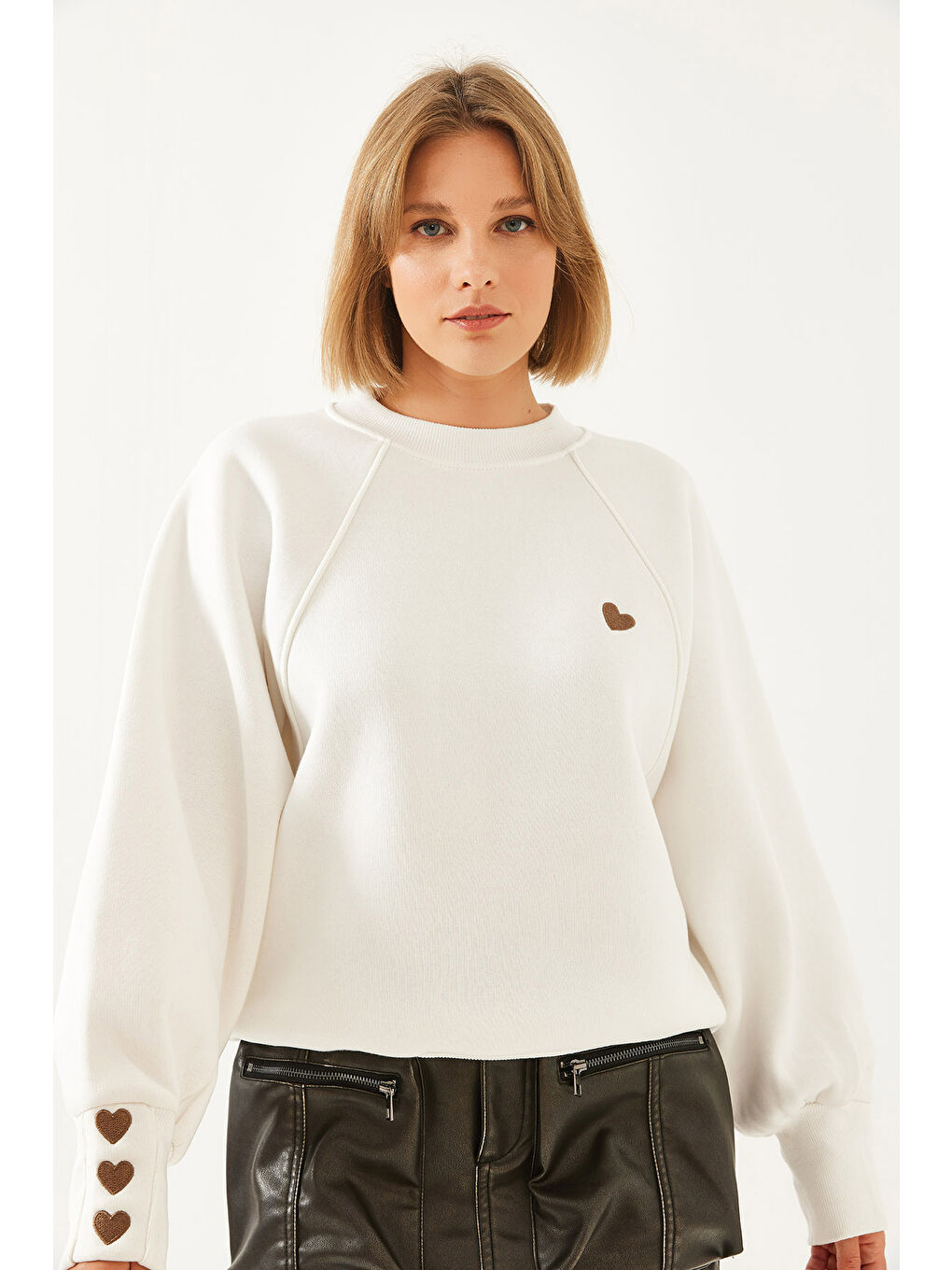 Beyaz Kadın Bisiklet Yaka Kalp Nakışlı Üç İplik Şardonlu Sweatshirt-4