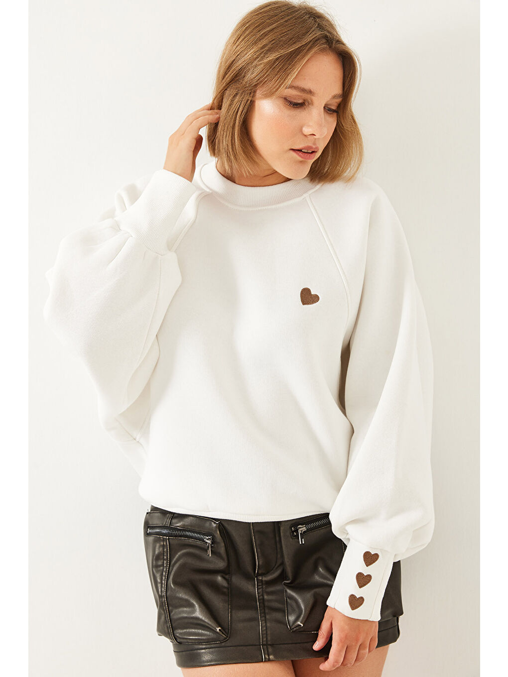 Beyaz Kadın Bisiklet Yaka Kalp Nakışlı Üç İplik Şardonlu Sweatshirt-5