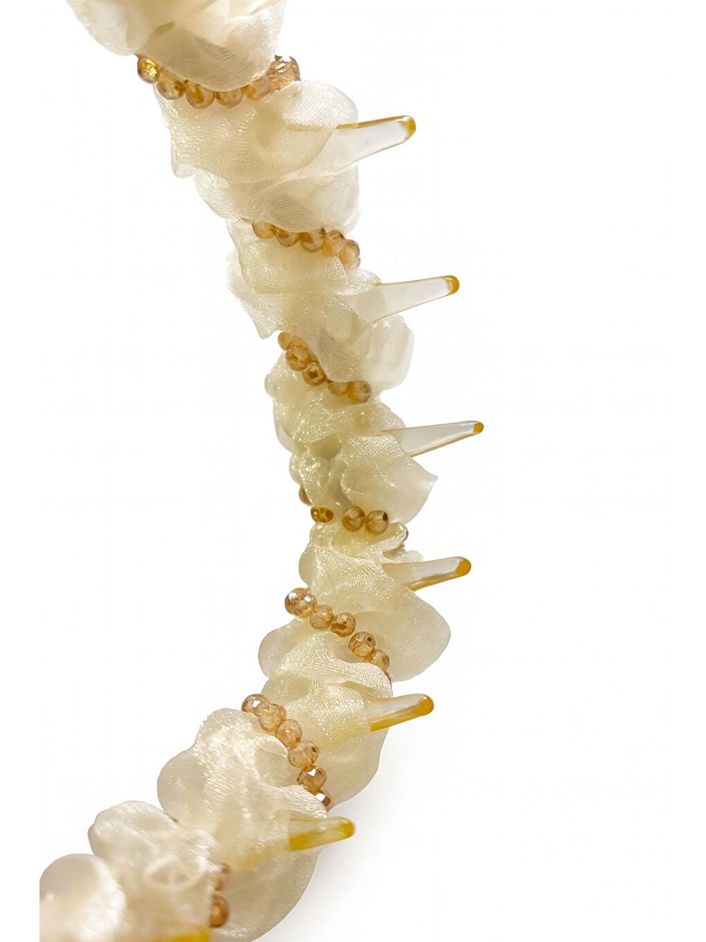 Beyaz Tül Kumaş ve Boncuk İşlemeli Köpekbalığı Dişli Kemik Taç-1