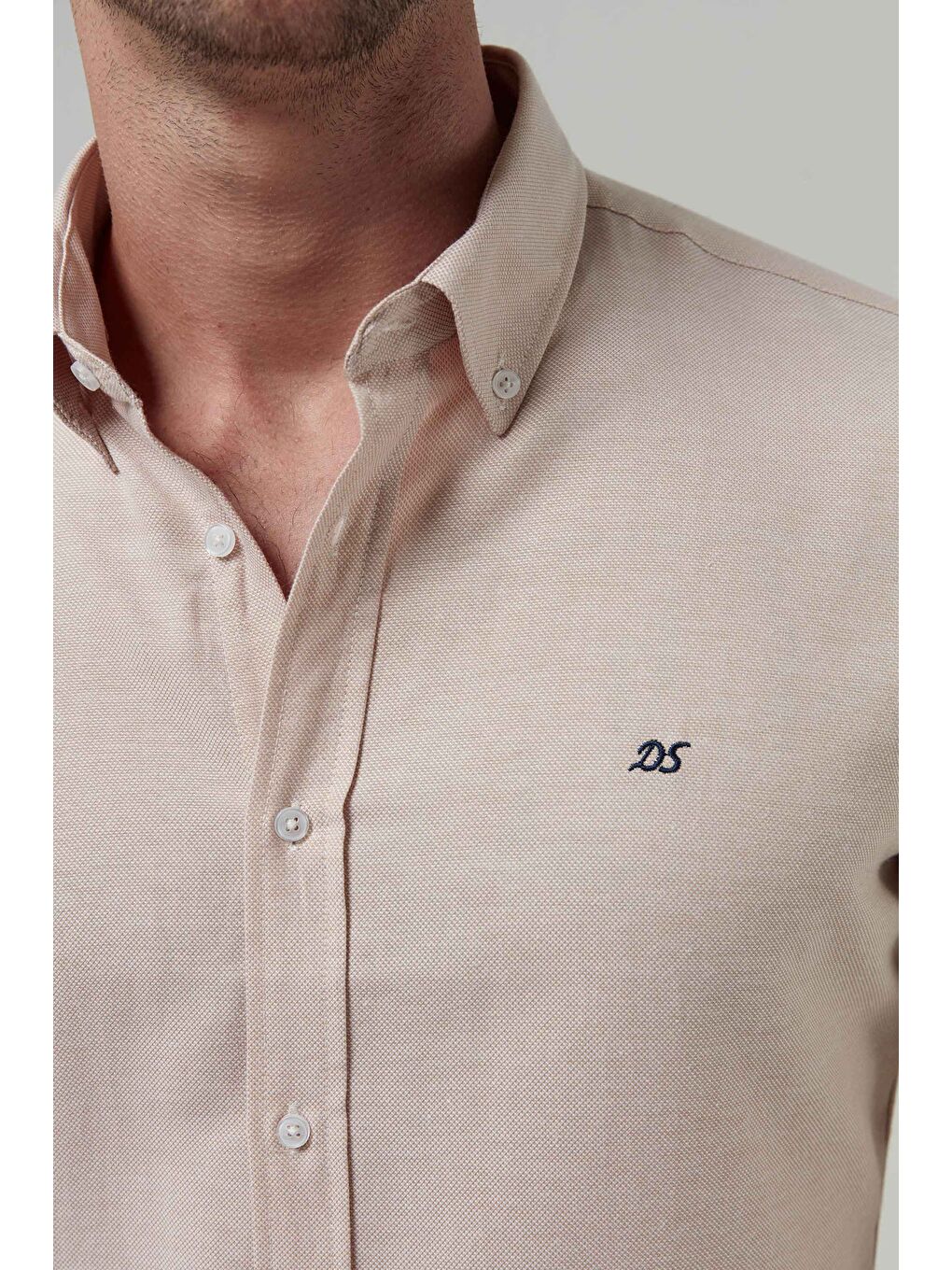 Slim Fit Bej Oxford Düğmeli Yaka Kolay Ütülenebilir Nakış Detaylı Pamuklu Gömlek-2