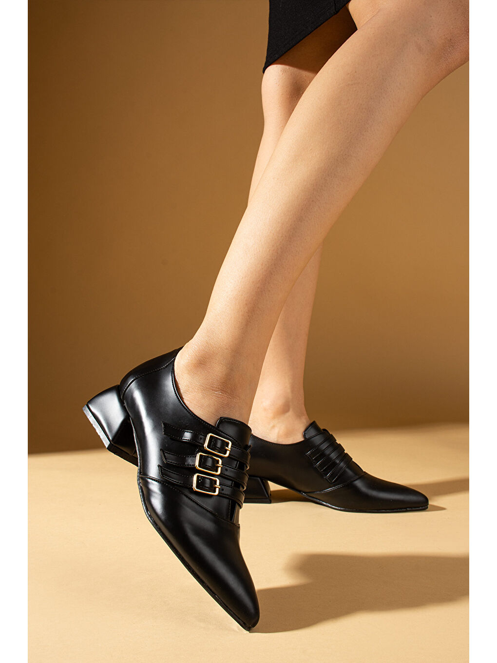 Siyah Sivri Burunlu 3 Tokalı Topuklu Kadın Ayakkabı 53-500-24Cilt-1