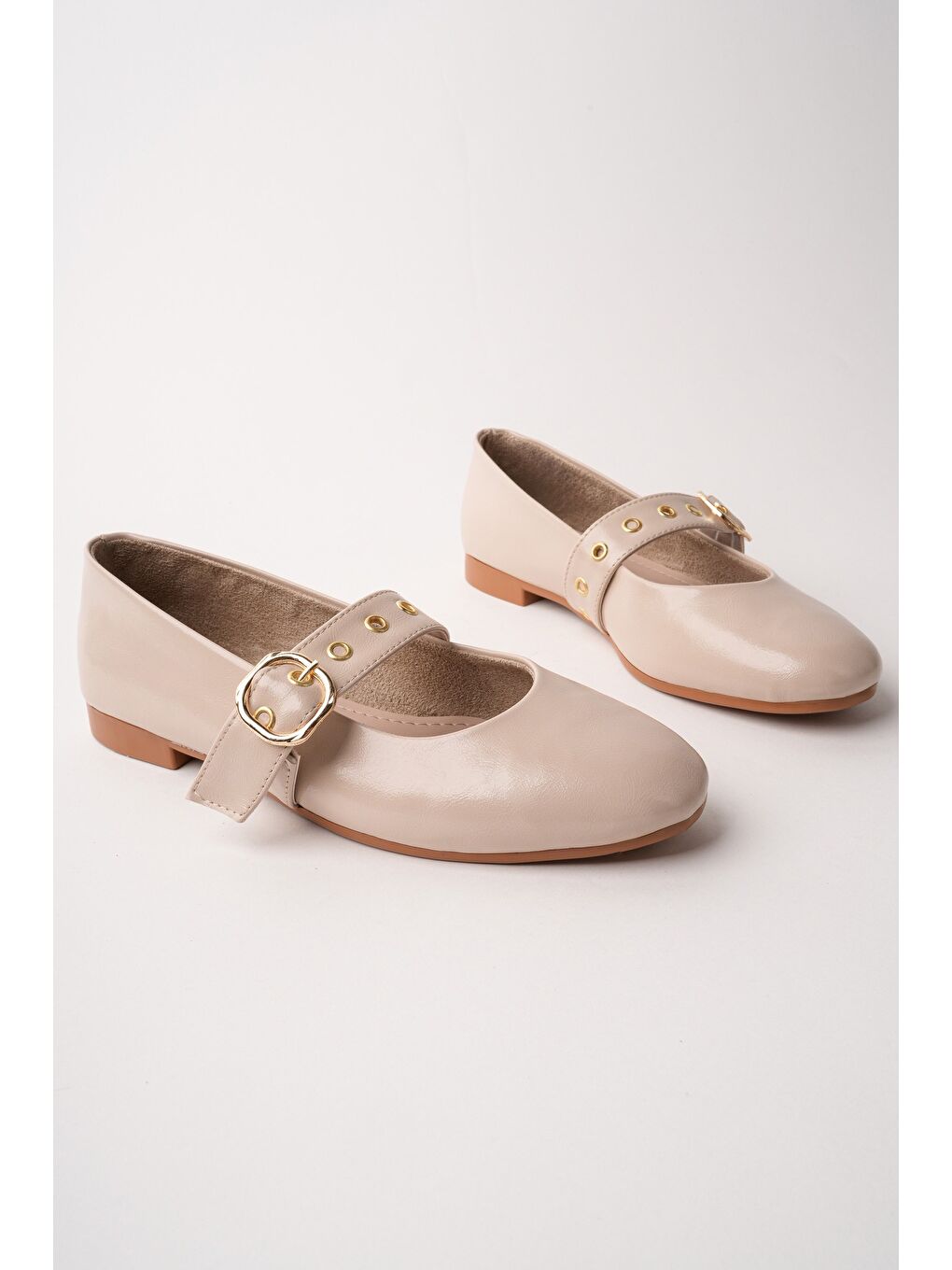 Bej DAİSİE Gold Tokalı Kemerli Kadın Babet Ayakkabı-1