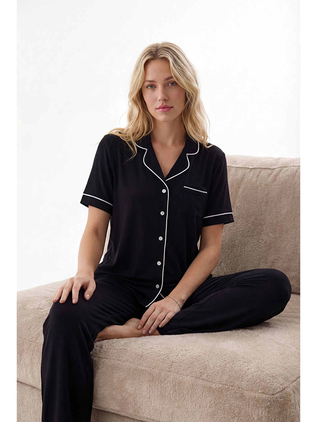 Siyah Çizgi Detaylı Önden Düğmeli Pijama Takımı