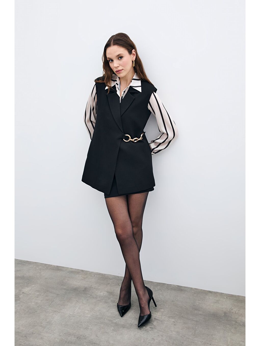 Yan Aksesuarlı Uzun Yelek - Siyah-5