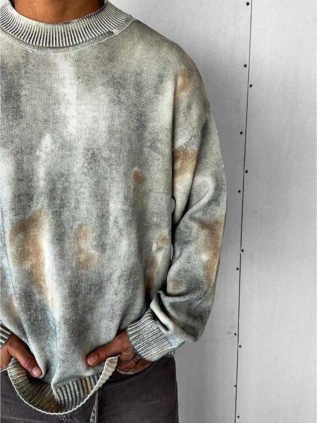 Erkek Oversize Boyama Desenli Triko Kazak Gri-1