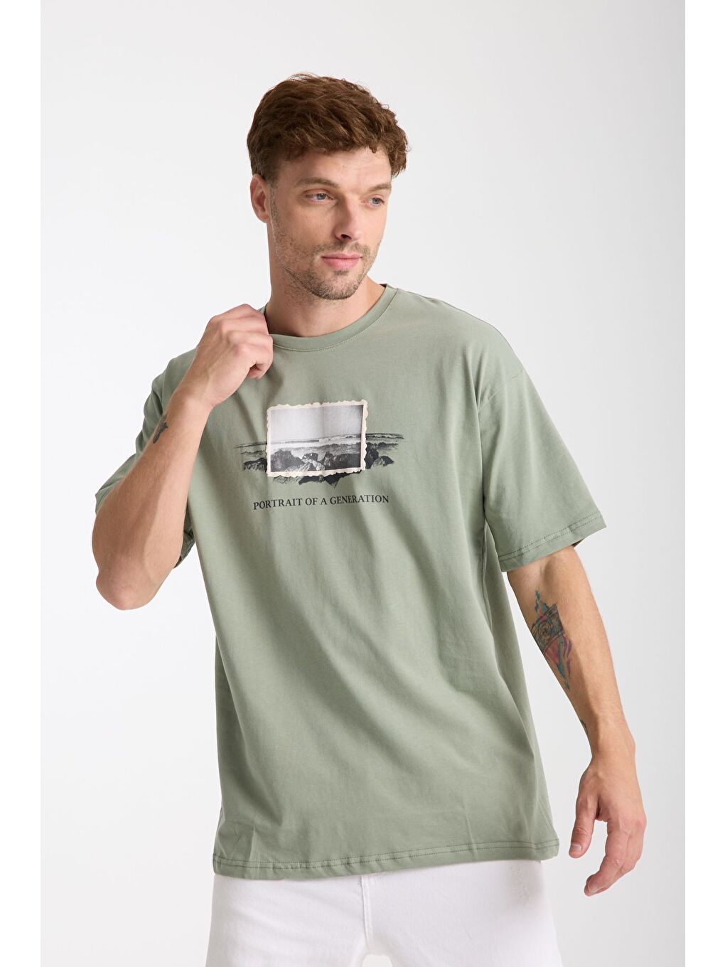 Turkuaz Erkek Su Yeşili Portra Ön Ve Arka Baskılı Oversize Bisiklet Yaka Tişört-1