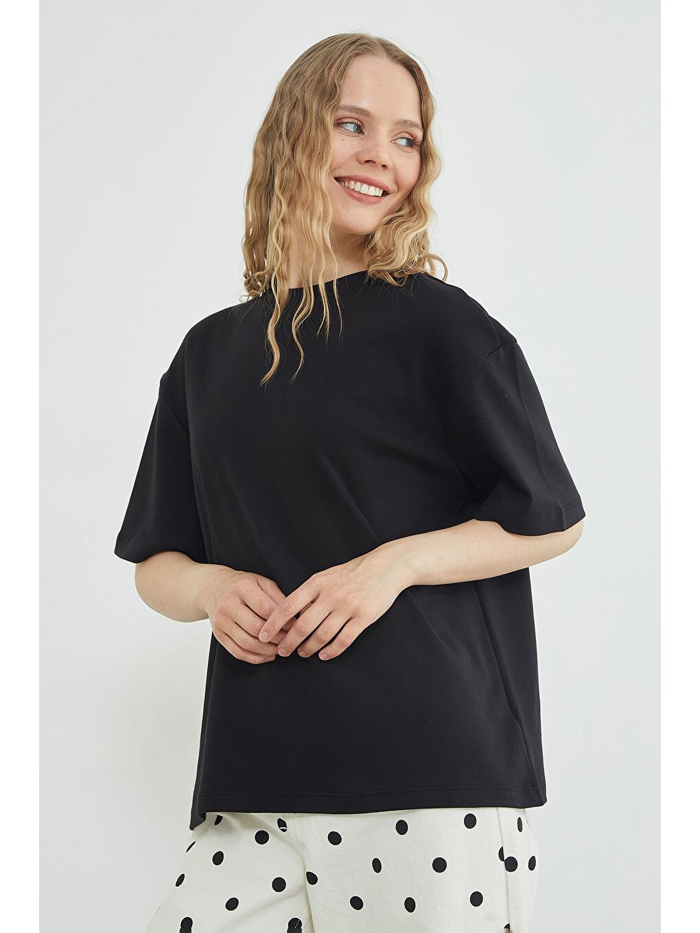 Siyah Transparan Kelebek Nakışlı Oversize Tişört-4