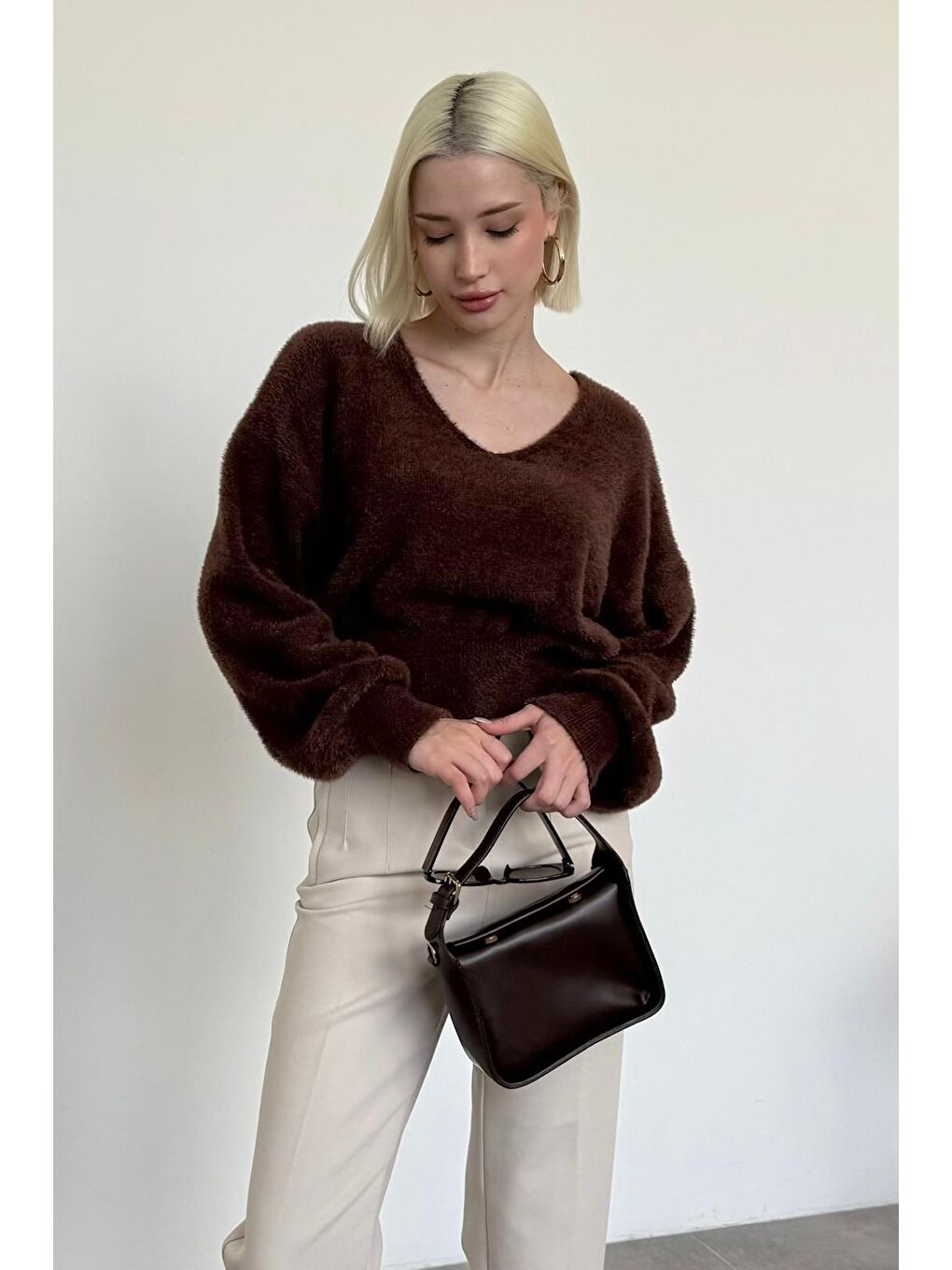 Kahverengi V Yaka Yumuşak Dokulu Kadın Kazak Mg2499-3