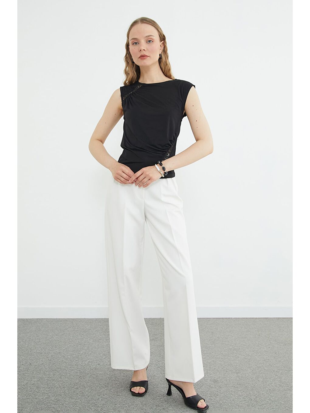 Siyah Dantel Detaylı Kayık Yaka Slim Fit Bluz-2