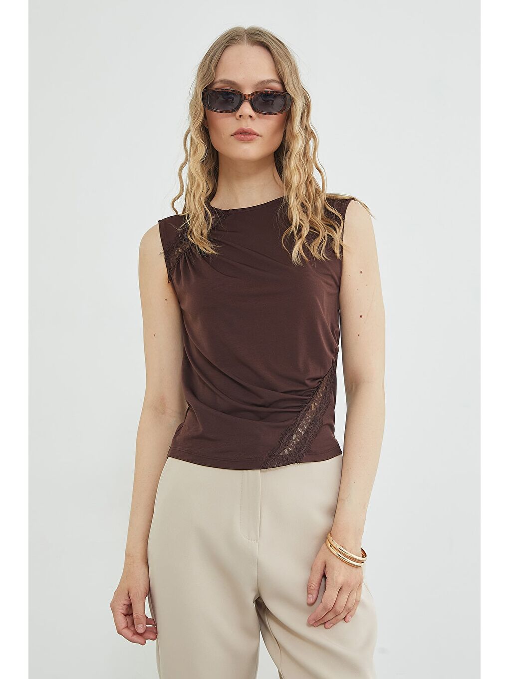 Kahverengi Dantel Detaylı Kayık Yaka Slim Fit Bluz-1