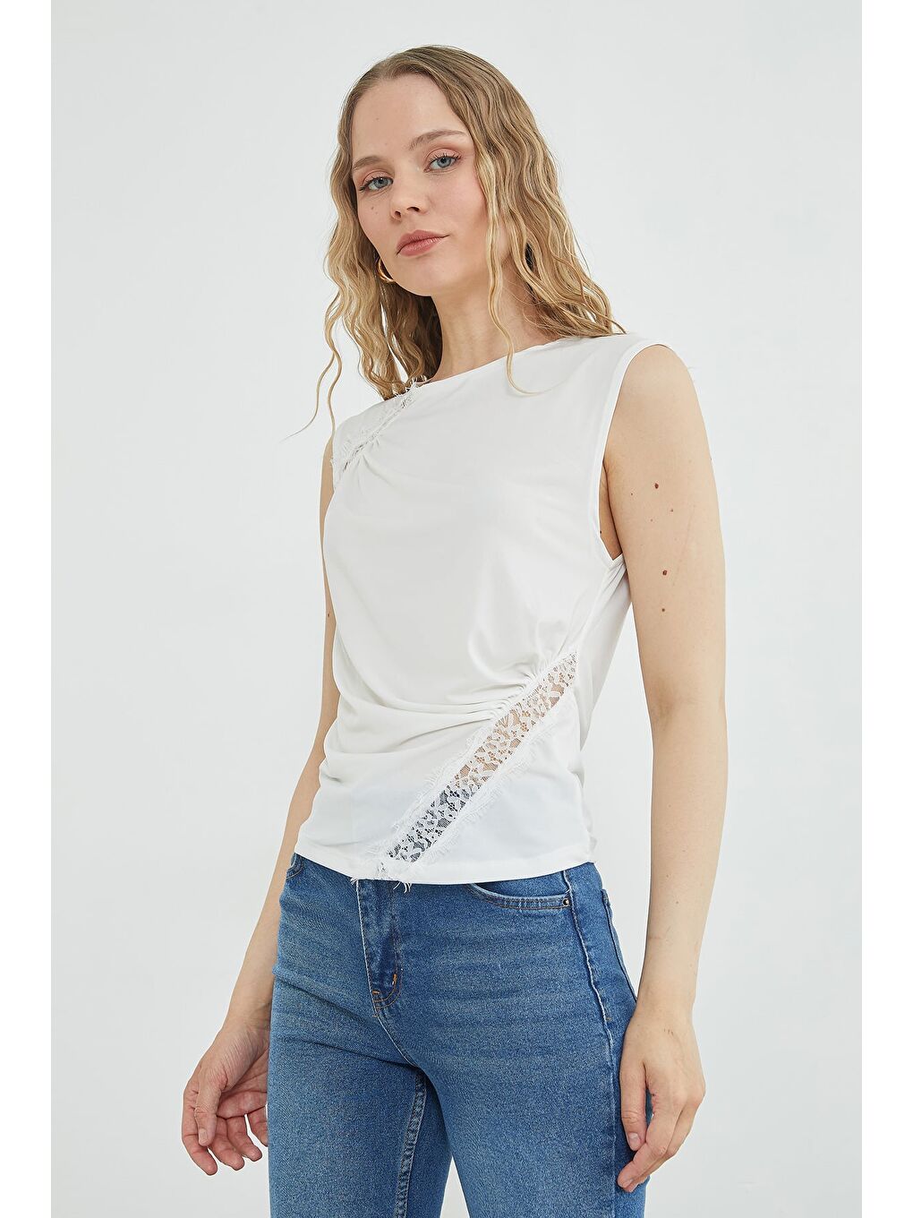 Beyaz Dantel Detaylı Kayık Yaka Slim Fit Bluz