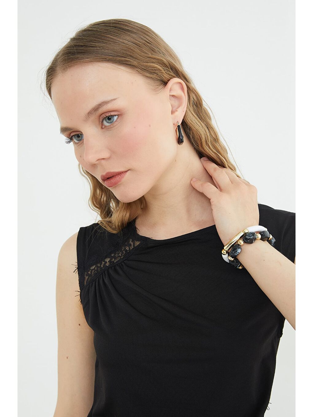 Siyah Dantel Detaylı Kayık Yaka Slim Fit Bluz-3