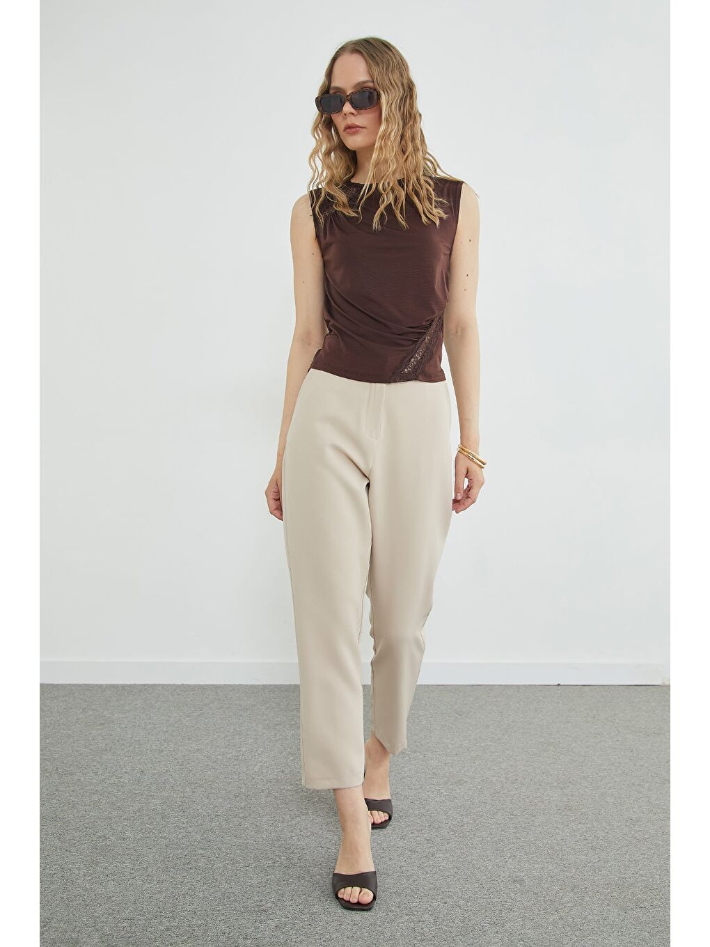Kahverengi Dantel Detaylı Kayık Yaka Slim Fit Bluz-2