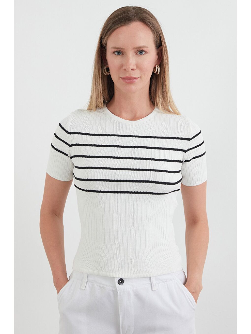 Beyaz Çizgili Fitilli Bisiklet Yaka Triko Bluz