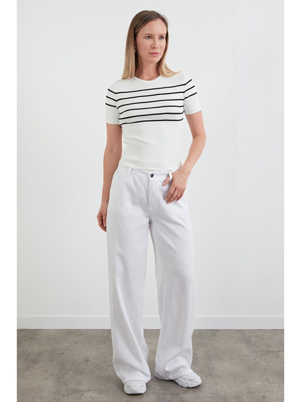 Beyaz Çizgili Fitilli Bisiklet Yaka Triko Bluz-1