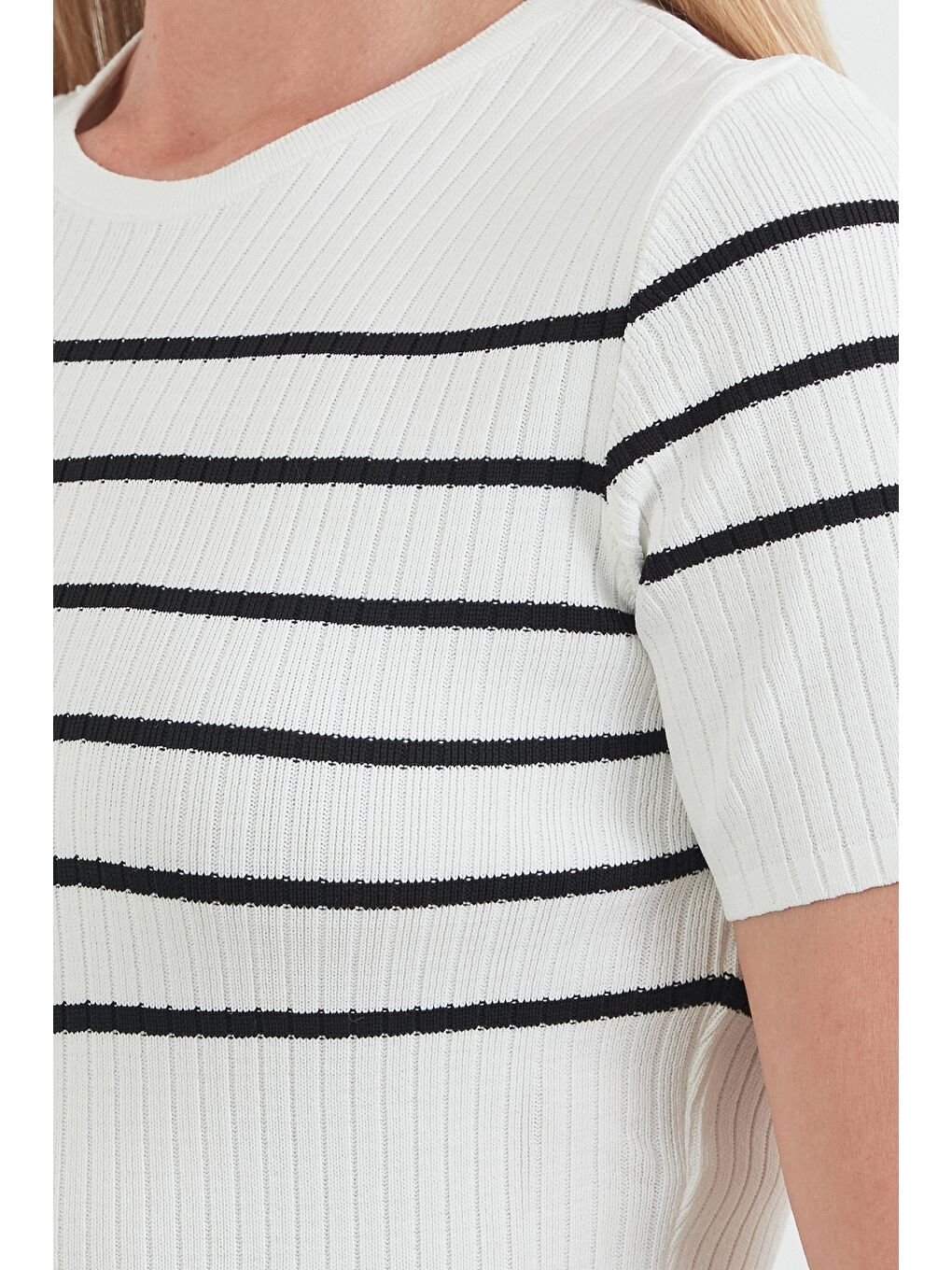 Beyaz Çizgili Fitilli Bisiklet Yaka Triko Bluz-4