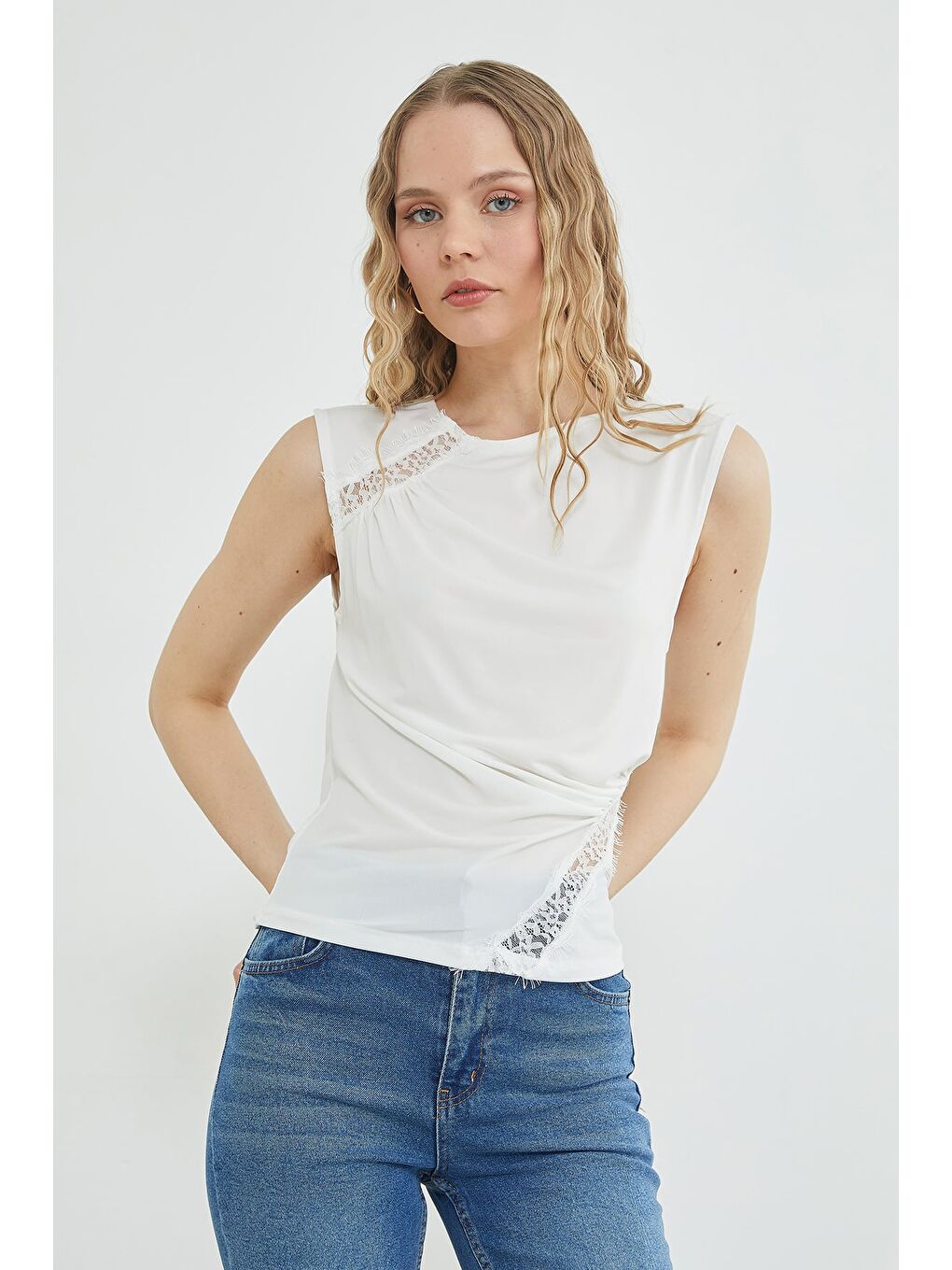 Beyaz Dantel Detaylı Kayık Yaka Slim Fit Bluz-1
