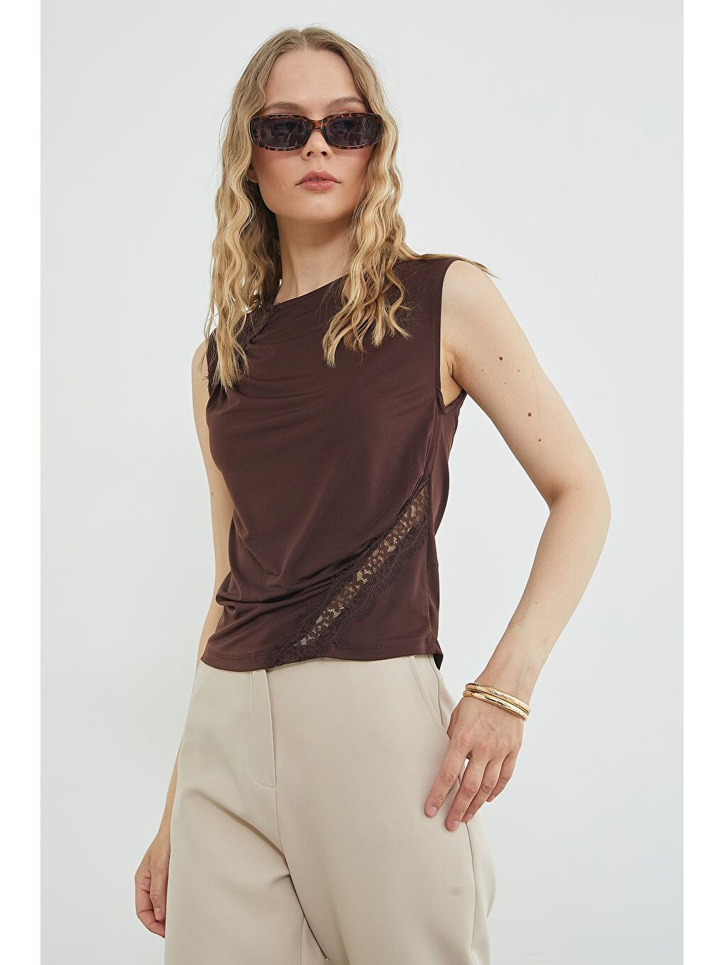 Kahverengi Dantel Detaylı Kayık Yaka Slim Fit Bluz-3