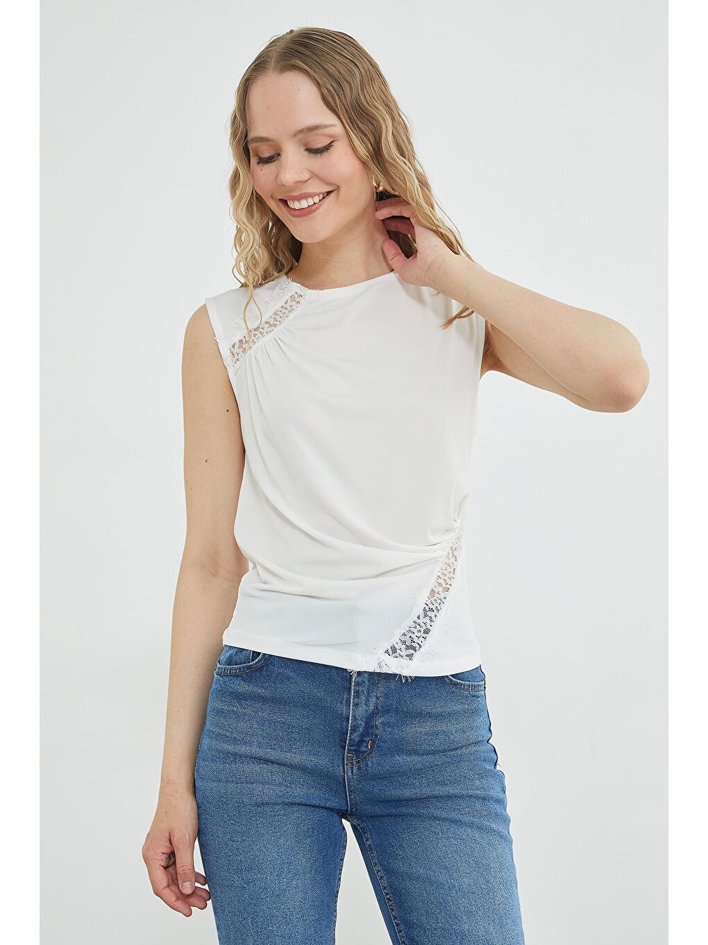 Beyaz Dantel Detaylı Kayık Yaka Slim Fit Bluz-2