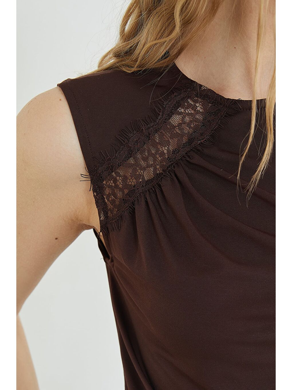 Kahverengi Dantel Detaylı Kayık Yaka Slim Fit Bluz-4