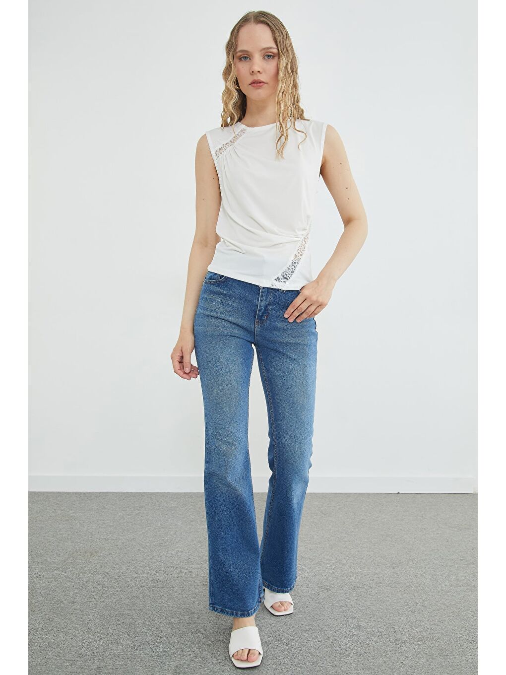 Beyaz Dantel Detaylı Kayık Yaka Slim Fit Bluz-3