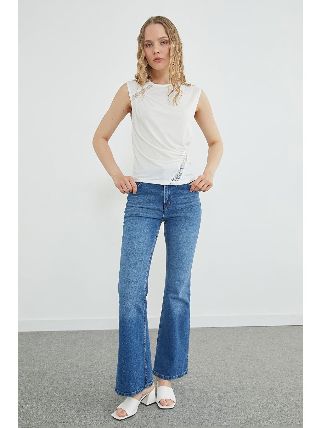 Beyaz Dantel Detaylı Kayık Yaka Slim Fit Bluz-4