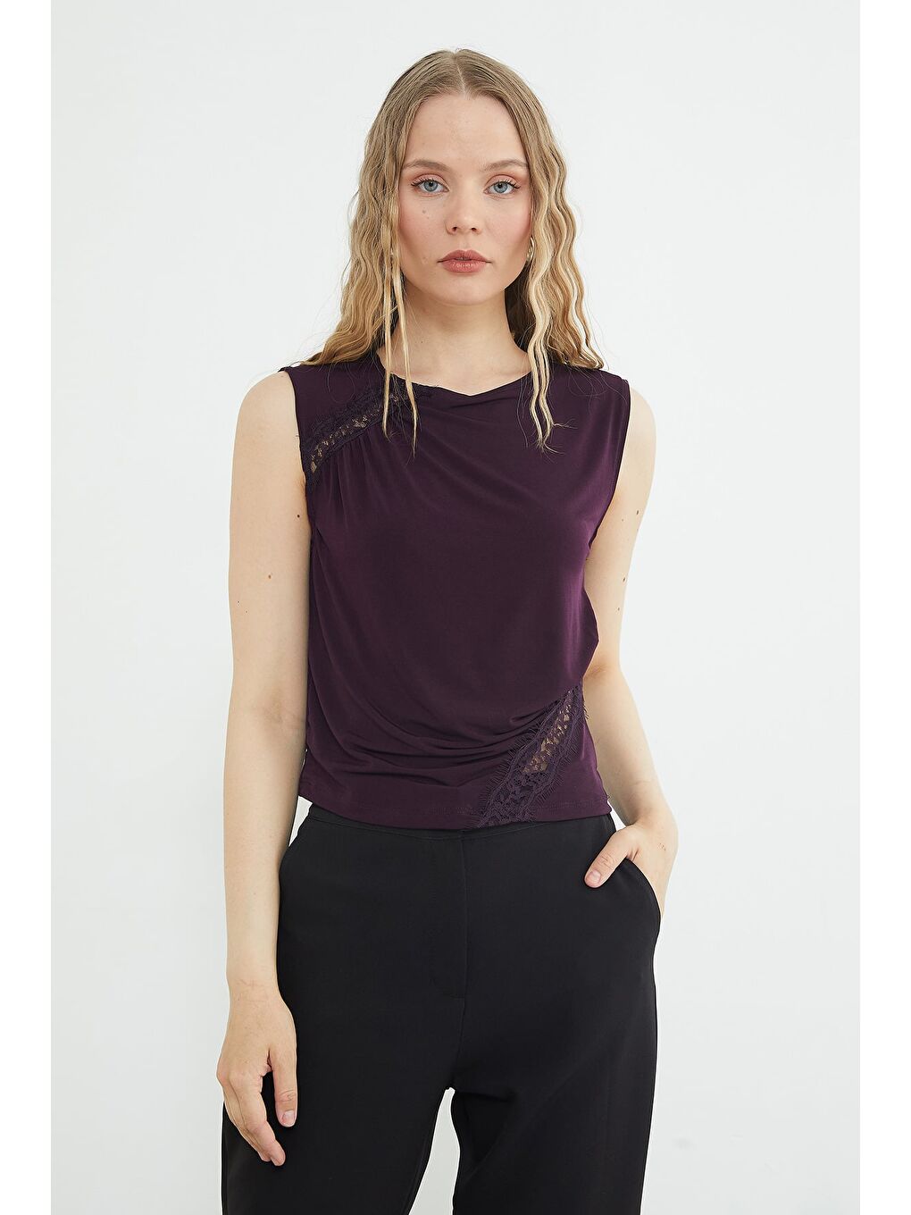 Mor Dantel Detaylı Kayık Yaka Slim Fit Bluz